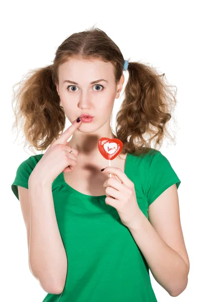 Primer plano de chica con piruleta corazón rojo aislado en blanco —  Fotos de Stock