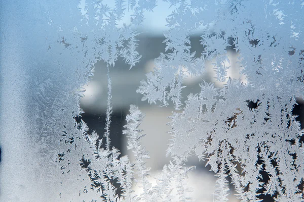 Modelli di ghiaccio su vetro invernale — Foto Stock