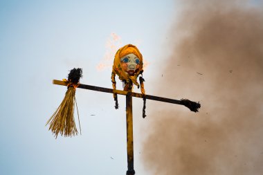 geleneksel karnaval effigies yanan Rusya, kışın kapalı.