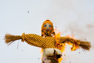 geleneksel karnaval effigies yanan Rusya, kışın kapalı.