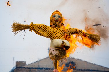 geleneksel karnaval effigies yanan Rusya, kışın kapalı.