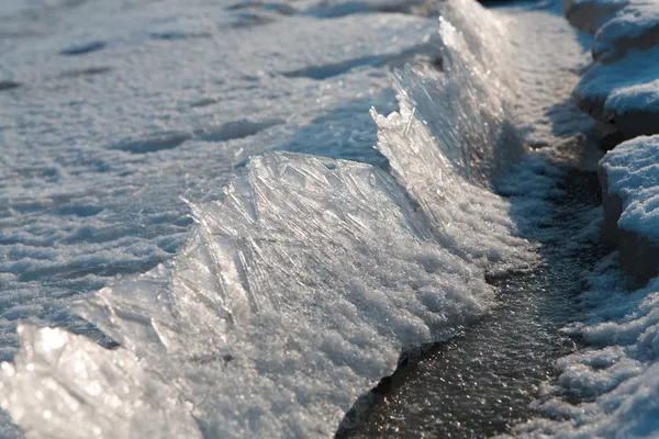 Gros plan de la texture de glace fissurée sur la rivière au printemps — Photo