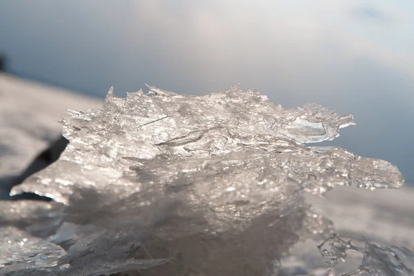 Μεγέθυνση της ραγισμένα πάγο υφή στις όχθες του ποταμού άνοιξη — Φωτογραφία Αρχείου