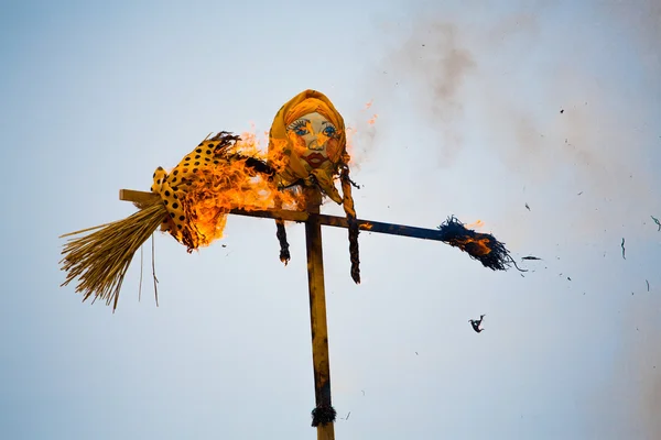 Traditional off winter in Russia, burning effigies of carnival. — Stock Photo, Image