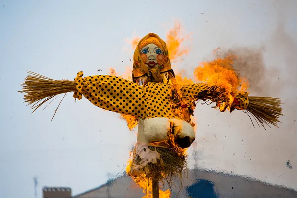 Tradiční mimo zimu v Rusku, hořící podobiznami Carnival. — Stock fotografie