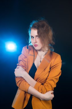 genç güzel kadın-operatör, kulaklık smiles ile izole siyah arka plan üzerine.