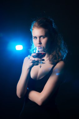 siyah arka plan üzerinde whine kadınlarla Glamour