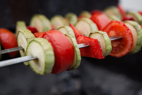 Гриль овощ на шампуре подается с поджаренным хлебом — стоковое фото