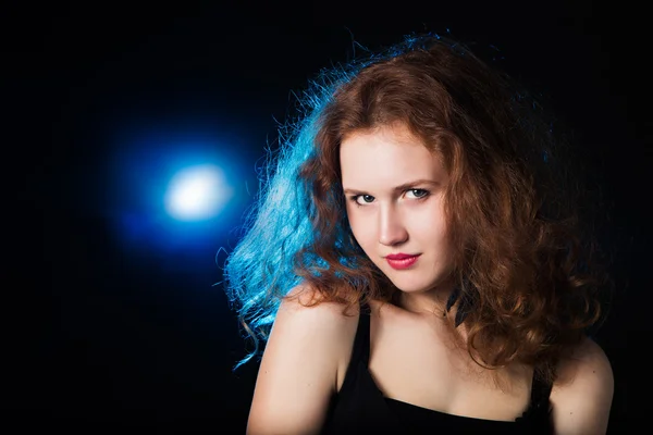 Schöne Frau mit langen lockigen Haaren — Stockfoto