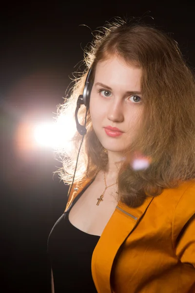 Joven hermosa mujer-operador con sonrisas auriculares, está aislado sobre fondo negro . —  Fotos de Stock