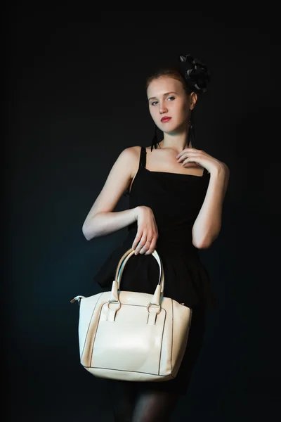 Pretty young woman with big yellow bag standing posing — Stock Photo, Image