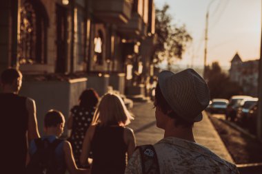 gün batımında genç turizm