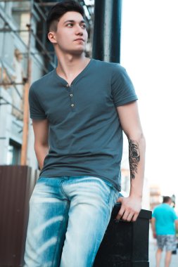 Şehirli genç ve çekici bir adam.