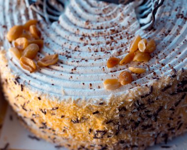 tiramisu - klasik tatlı tarçın ve kahve. çilek ve nane ile süslenmiş