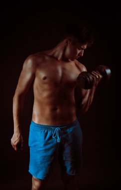 musculed model stüdyoda poz