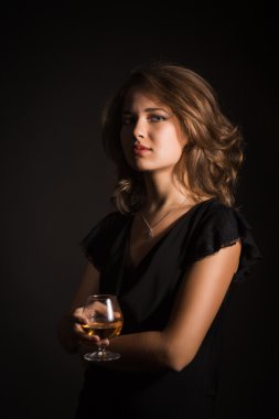 bir bardak şarap ile güzel kız
