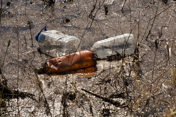 Garrafas e lixo no rio — Fotografia de Stock