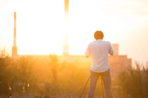 Fotograf fotografování s západ slunce — Stock fotografie