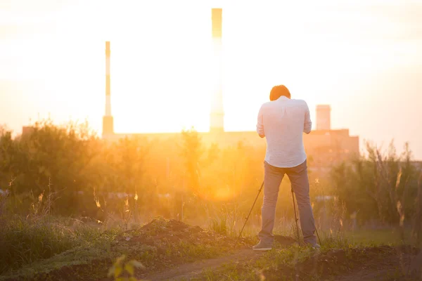 Fotograf fotografování s západ slunce — Stock fotografie