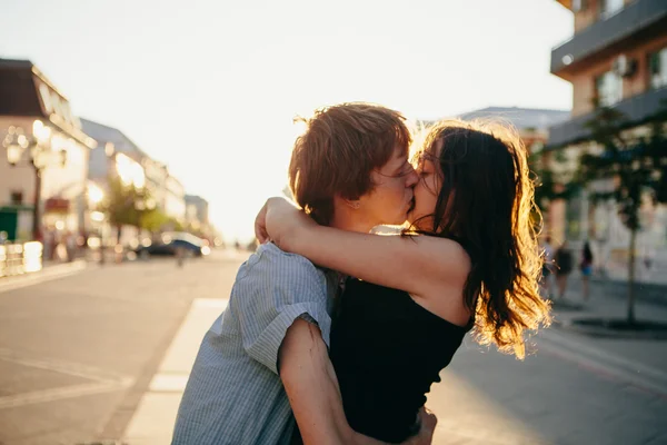 Jeune couple embrasser sur le coucher du soleil — Photo