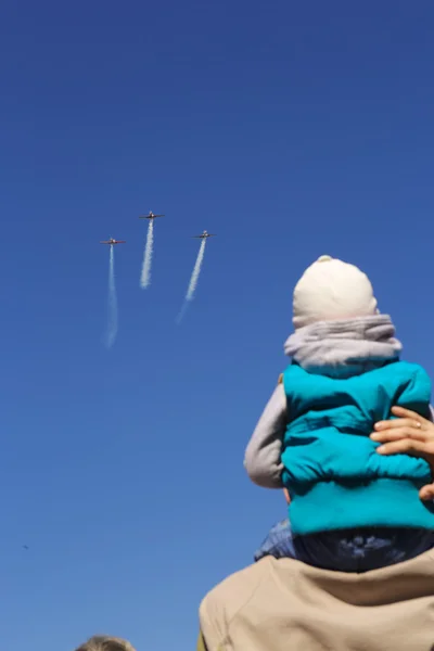 Das Kind sieht aus wie ein Flugzeug — Stockfoto