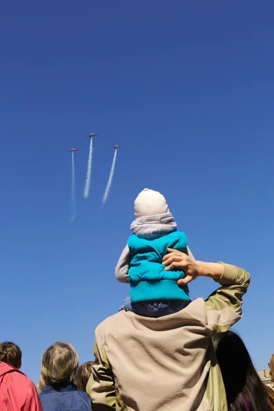 Das Kind sieht aus wie ein Flugzeug — Stockfoto