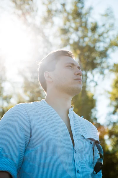 Close-up van man portret buiten. — Stockfoto