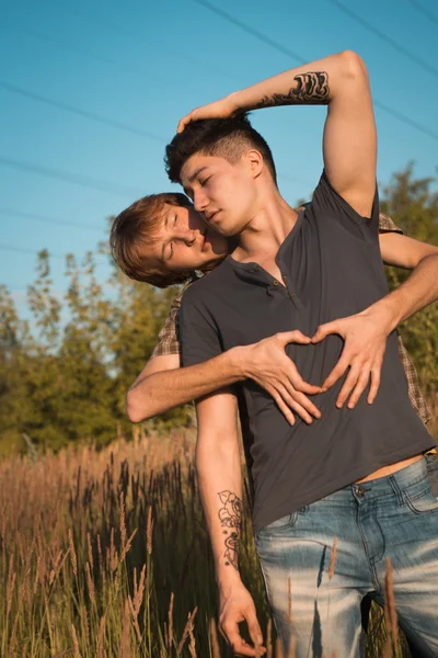 Retrato de um feliz gay casal ao ar livre — Fotografia de Stock