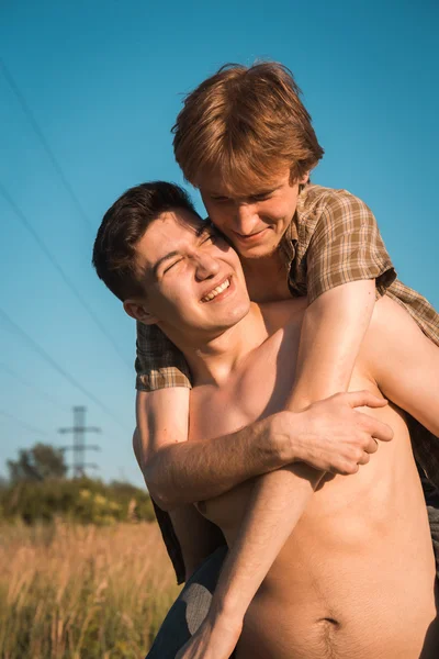 Portret van een gelukkig gay paar buiten — Stockfoto