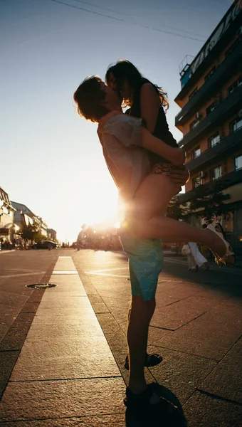 若いですカップル接吻上の夕日 — ストック写真