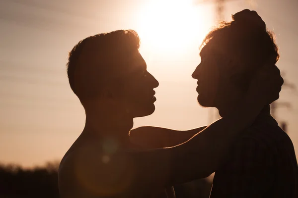 Twee mannen ongeveer te kussen — Stockfoto