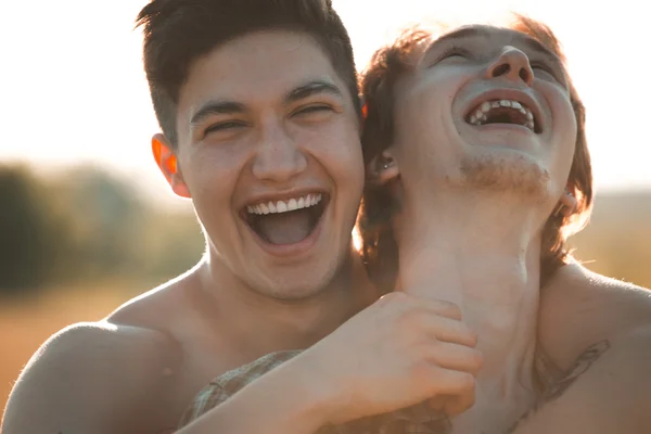 Portret van een gelukkig gay paar buiten — Stockfoto