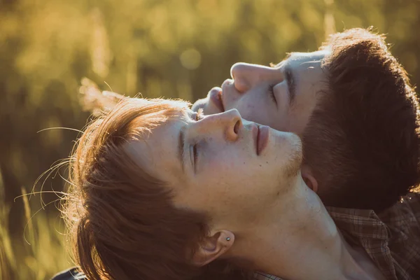 Retrato de um feliz gay casal ao ar livre — Fotografia de Stock