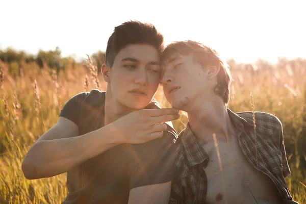 Retrato de una feliz pareja gay al aire libre — Foto de Stock