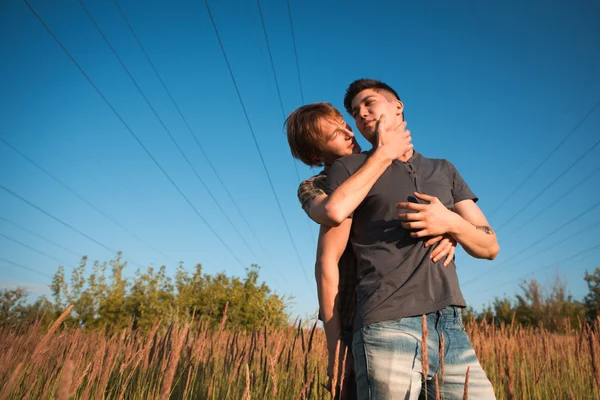 Junger attraktiver Mann mit städtischem Hintergrund — Stockfoto