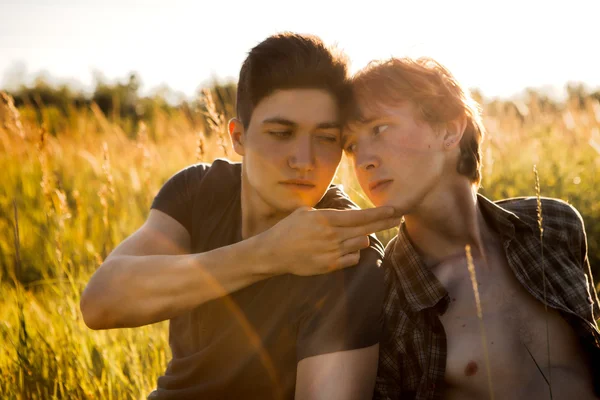Gelukkige jonge homo paar buiten — Stockfoto