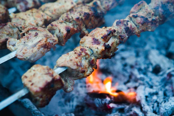 Una barbacoa rebanadas de carne se preparan en el fuego — Foto de Stock