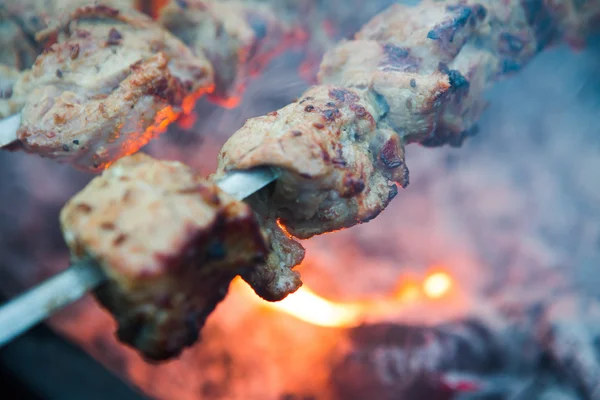 Una barbacoa rebanadas de carne se preparan en el fuego — Foto de Stock