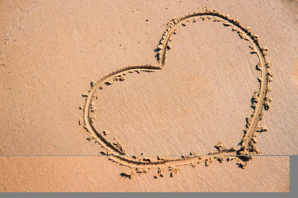 Symbole de terre sur la plage de sable par une journée ensoleillée — Photo