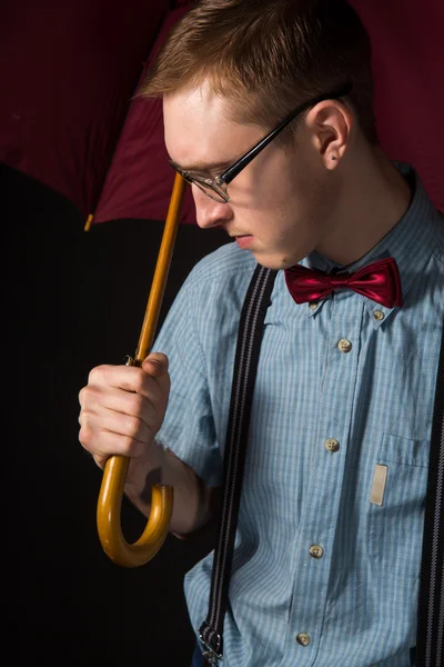 Homme drôle dans des lunettes en costume rétro et chemise blanche — Photo