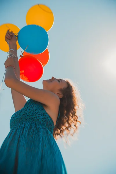 Junge Frau mit Luftballons — Stockfoto