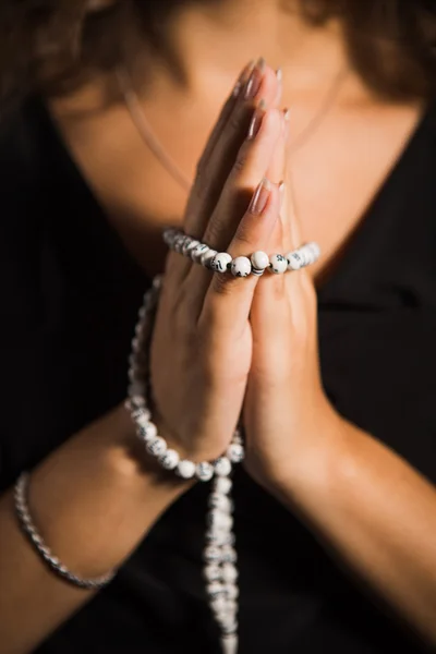 Giovane preghiera femminile con rosario in seppia . — Foto Stock
