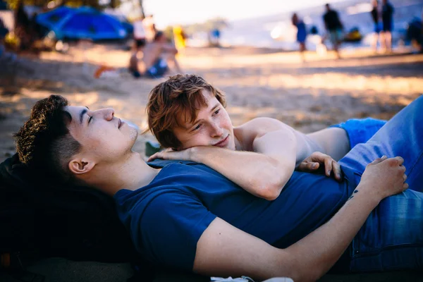 Porträt eines glücklichen homosexuellen Paares im Freien — Stockfoto