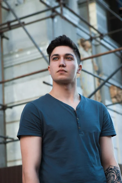Junger attraktiver Mann mit städtischem Hintergrund — Stockfoto