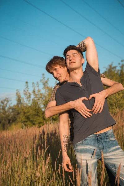 Açık havada mutlu bir eşcinsel çiftin portresi. — Stok fotoğraf