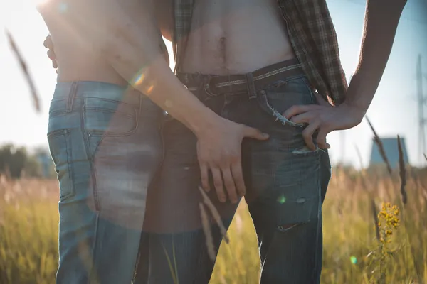 Açık havada mutlu bir eşcinsel çiftin portresi. — Stok fotoğraf