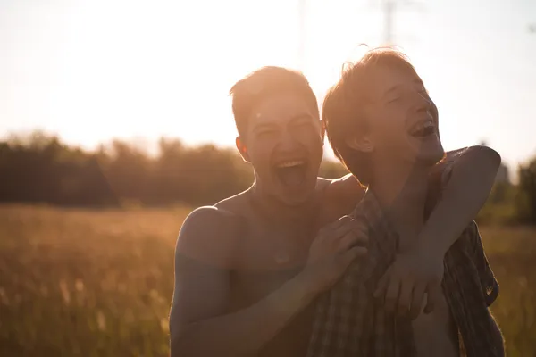 Porträtt av ett lyckligt homosexuellt par utomhus — Stockfoto