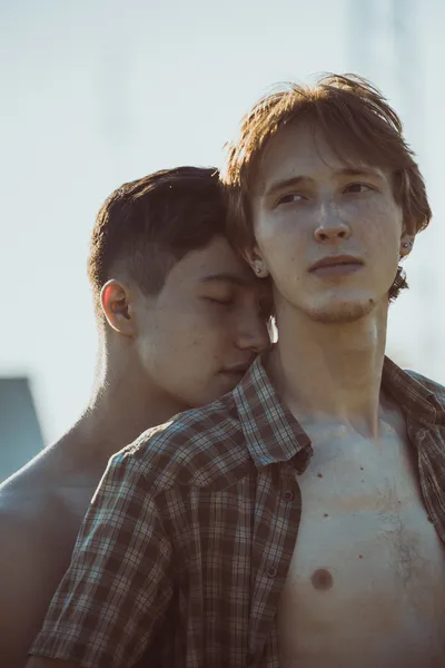 Retrato de una feliz pareja gay al aire libre —  Fotos de Stock