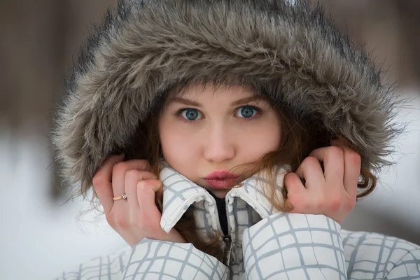 Belle fille en vêtements d'hiver — Photo