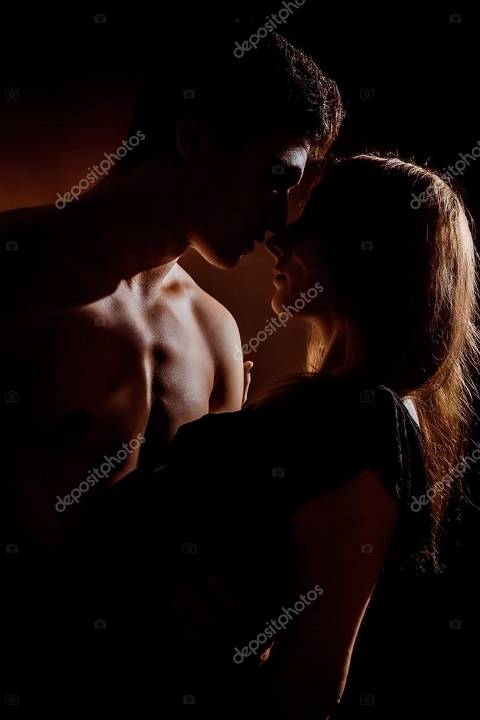 美しい若いカップル ハグ キス黒の背景上に分離されて ストック写真 C Ruslan117